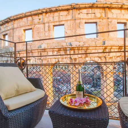 Arena & Seaview Luxurious Lägenhet *