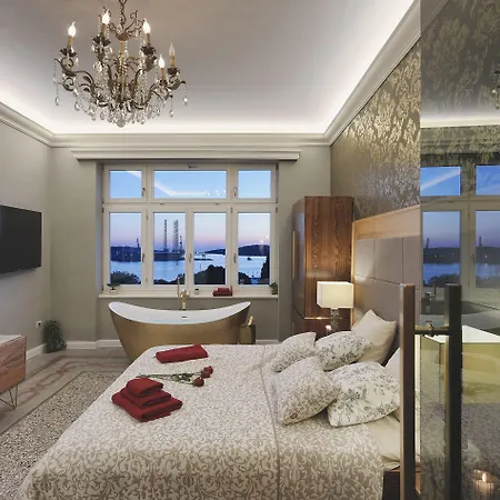 Arena & Seaview Luxurious Lägenhet *