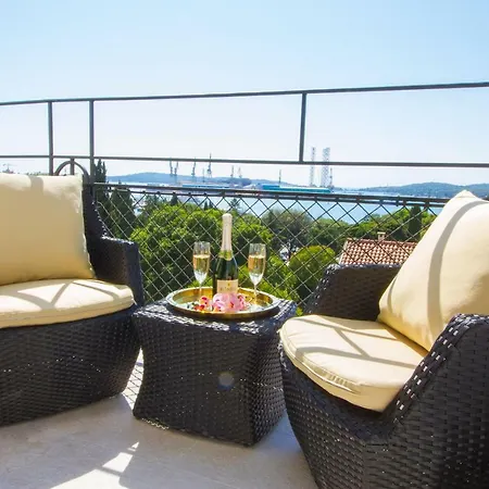 Arena & Seaview Luxurious Lägenhet Pula