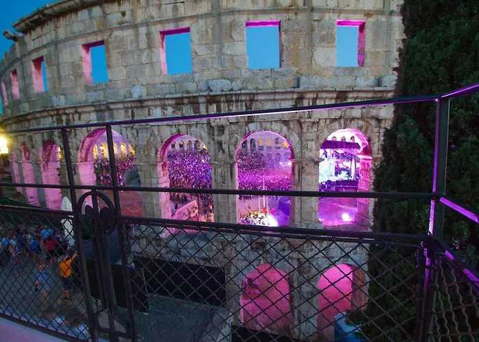 Arena & Seaview Luxurious * Pula