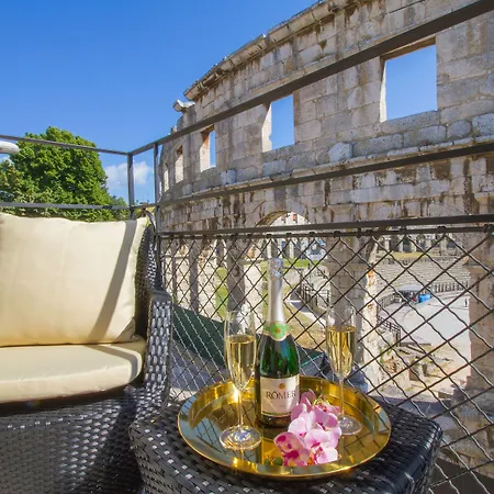 Апартаменты Arena & Seaview Luxurious *