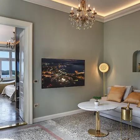 Arena & Seaview Luxurious Апартаменты *