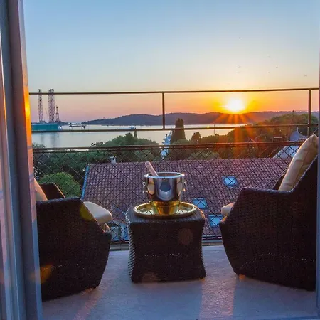 Апартаменты Arena & Seaview Luxurious *