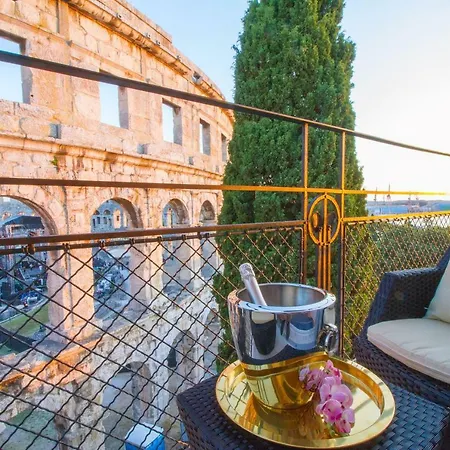 Arena & Seaview Luxurious * Пула