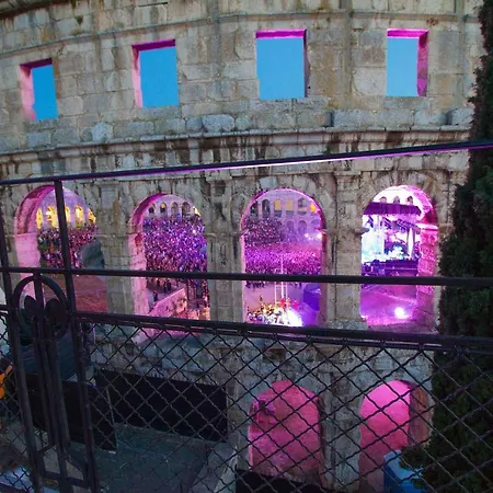 Arena & Seaview Luxurious * Пула