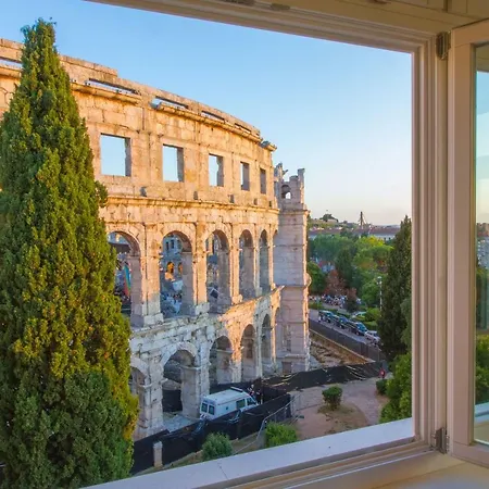 Arena & Seaview Luxurious Апартаменты Пула