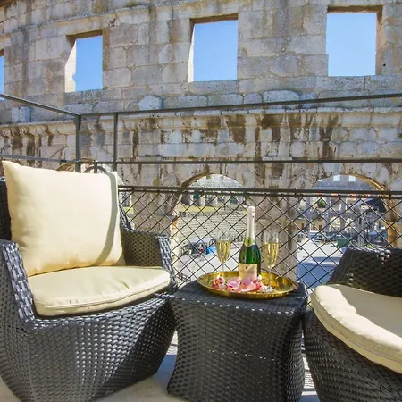 Arena & Seaview Luxurious Апартаменты Пула