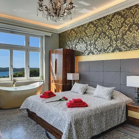 Arena & Seaview Luxurious * 풀라